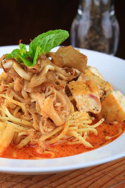 Photo gratuite bol de soupe blanc avec des spaghettis et des morceaux de pain décorés de légumes verts