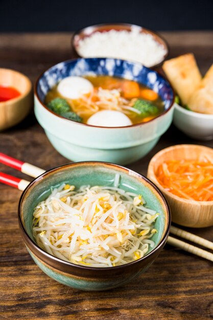 Bol de soupe de haricots thaïlandais et boule de poisson sur le bureau en bois