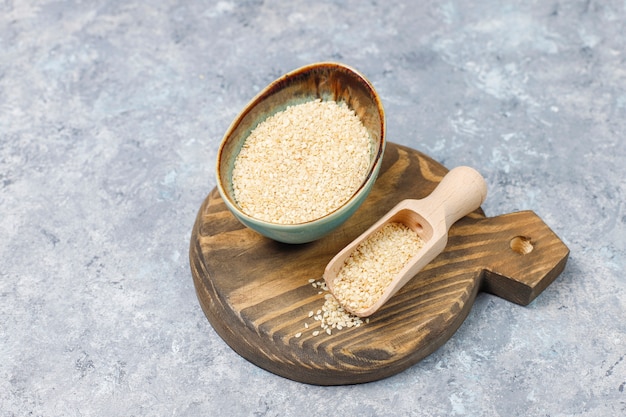 Photo gratuite bol de tahini aux graines de sésame sur une surface en béton