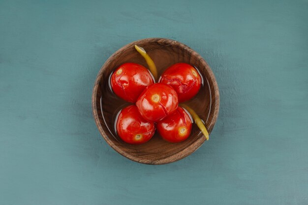 Bol de tomates marinées sur table en marbre.