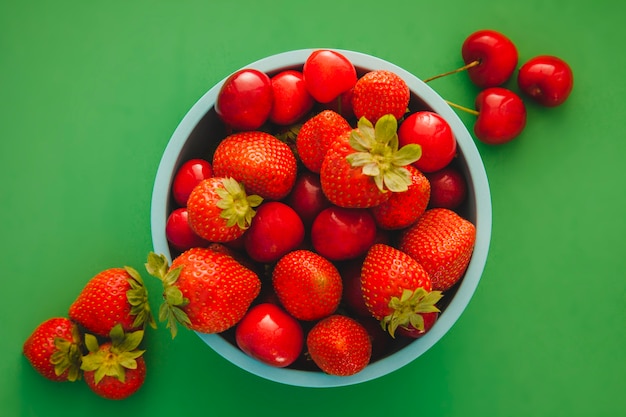 Photo gratuite bol vert avec fruits rouges