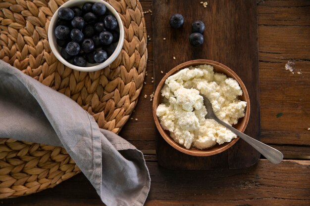 Bol de vue ci-dessus avec du fromage savoureux