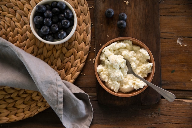 Bol de vue ci-dessus avec du fromage savoureux