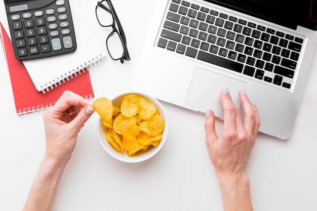 Bol vue de dessus avec chips sur le bureau