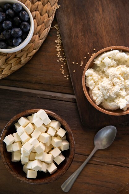 Bol vue de dessus avec du fromage savoureux