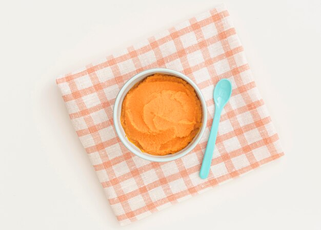 Photo gratuite bol de vue de dessus avec purée de bébé aux carottes