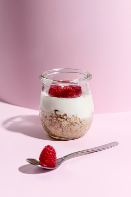 Bol avec yougurt et céréales granola aux fruits