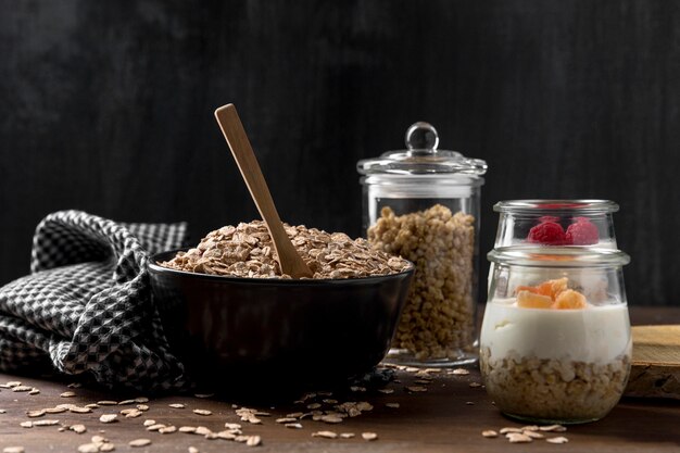 Bol avec yougurt avec céréales granola sur table