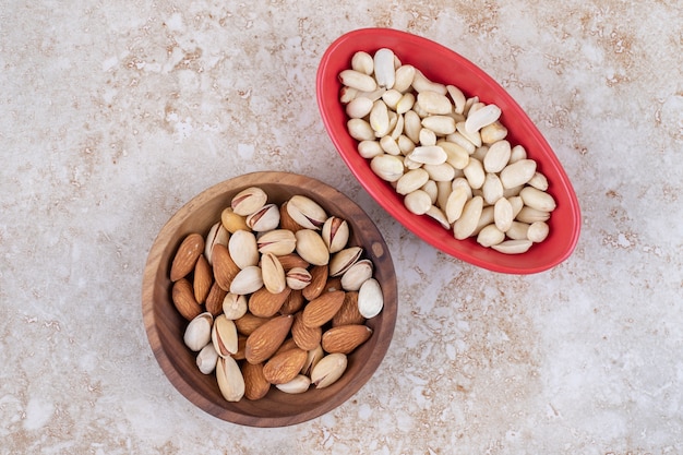 Photo gratuite bols d'amandes, pistaches et cacahuètes