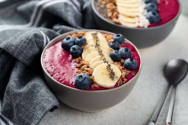 Bols avec desserts pour le petit déjeuner et bleuets