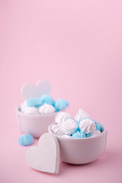 Bols de meringue avec coeurs et espace copie