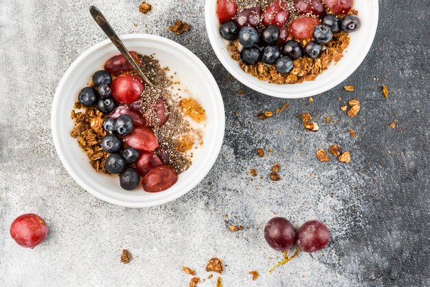 Bols de petit déjeuner vue de dessus avec des fruits