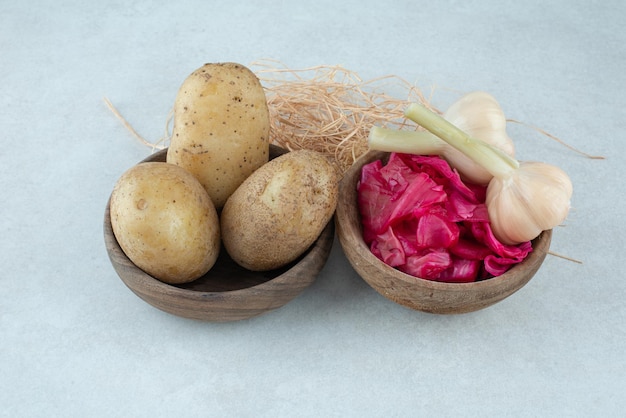 Bols de pommes de terre bouillies et chou rouge mariné à l'ail.