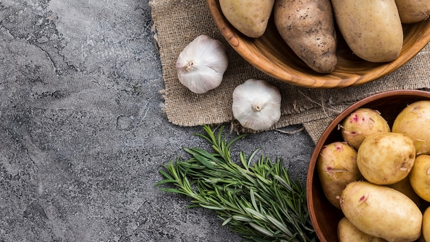 Photo gratuite bols avec pommes de terre naturelles sur table