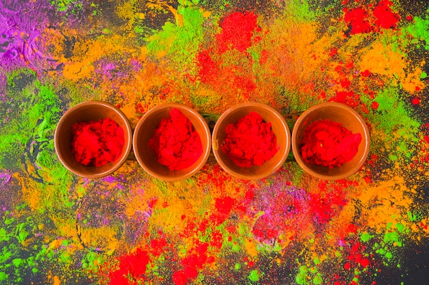 Photo gratuite bols de poudre rouge vif sur la table
