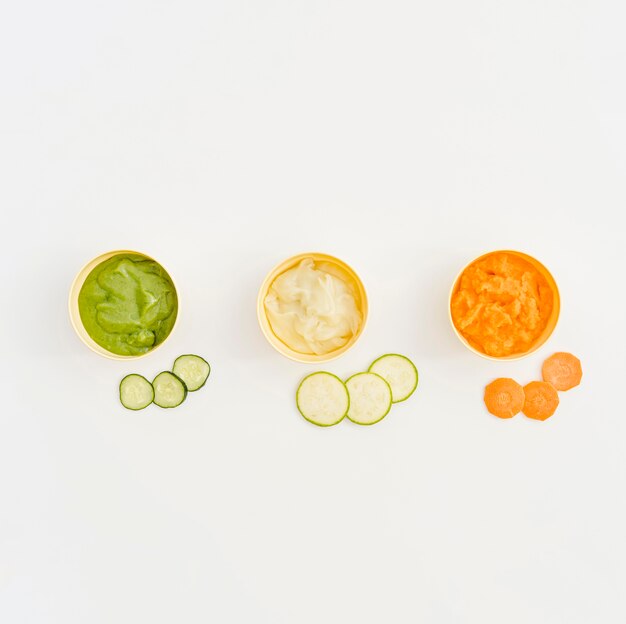 Bols avec purée de légumes pour bébé sur table