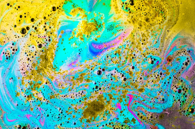 Photo gratuite bombe de bain colorée à la surface quand elle se dissout dans l'eau