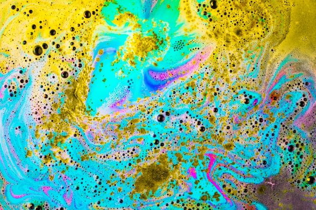 Bombe de bain colorée à la surface quand elle se dissout dans l&#39;eau