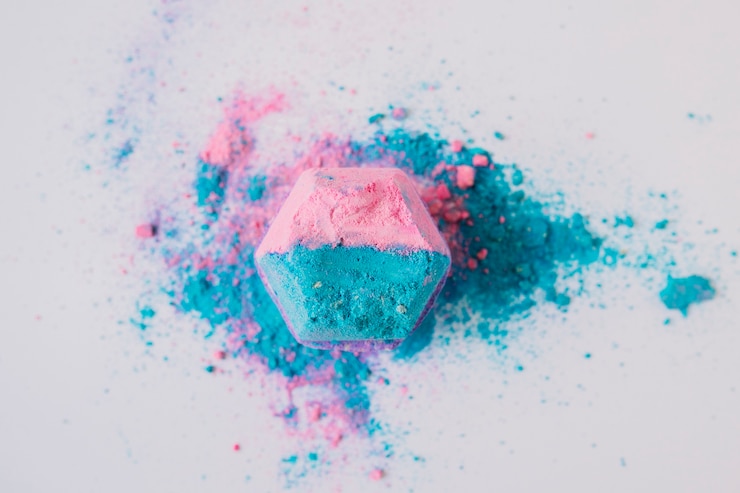 Photo gratuit bombe de bain de couleur rose et bleu sur fond blanc