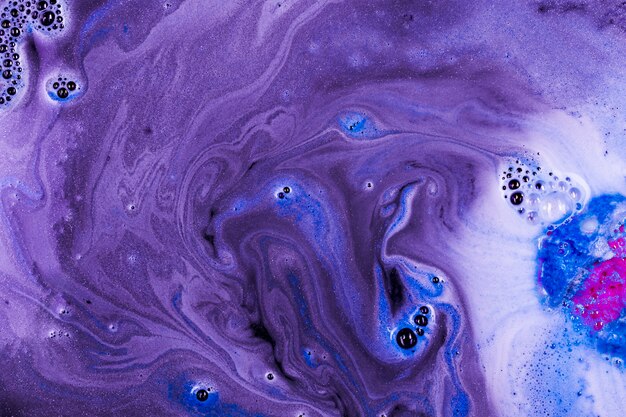 Bombe de bain dans l&#39;eau violette