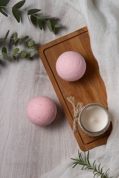 Photo gratuite bombes de bain thérapeutiques à plat nature morte