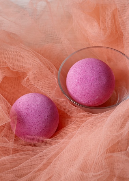 Photo gratuite bombes de bain thérapeutiques à plat nature morte