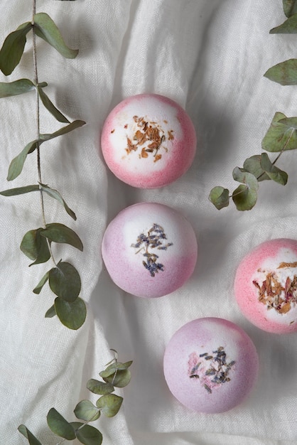 Photo gratuite bombes de bain thérapeutiques à plat nature morte