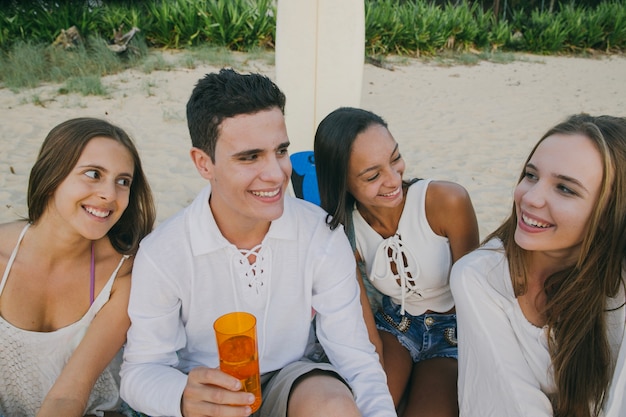 Bon amis s&#39;amuser sur la plage