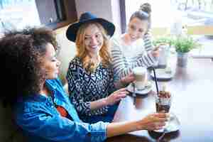 Photo gratuite le bon café n'est que dans cet endroit