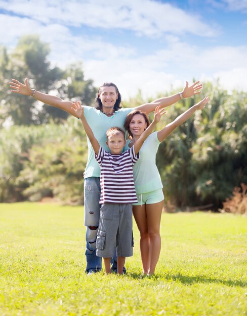 Bon couple avec un fils adolescent