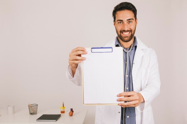 Bon docteur avec presse-papiers