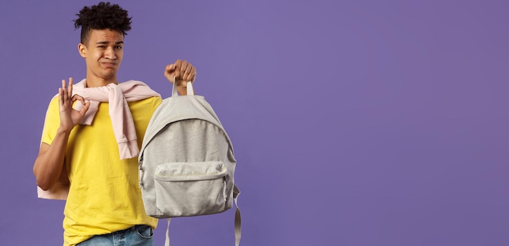 Photo gratuit bon mais pas le meilleur portrait d'un jeune étudiant adolescent déçu et insatisfait grimaçant sans