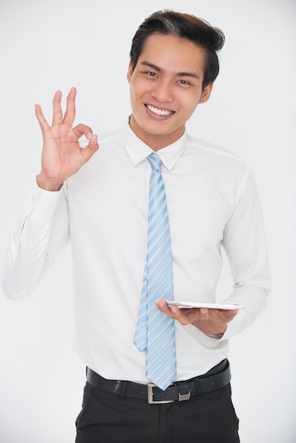 Photo gratuite bon responsable avec pavé tactile montrant un bon geste