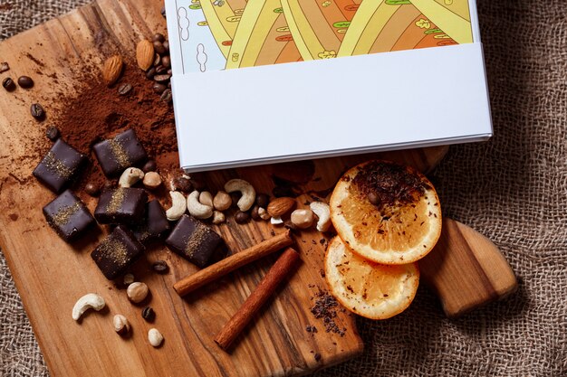 Bonbons au chocolat orange cannelle et noix sur le bureau en bois.