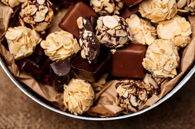 Bonbons au chocolat en plaque sur un sac