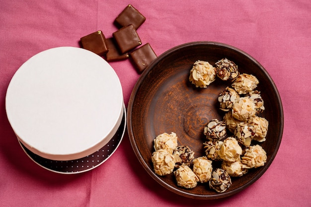 Bonbons au chocolat sur rose