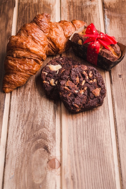 Bonbons au four sur la table en bois