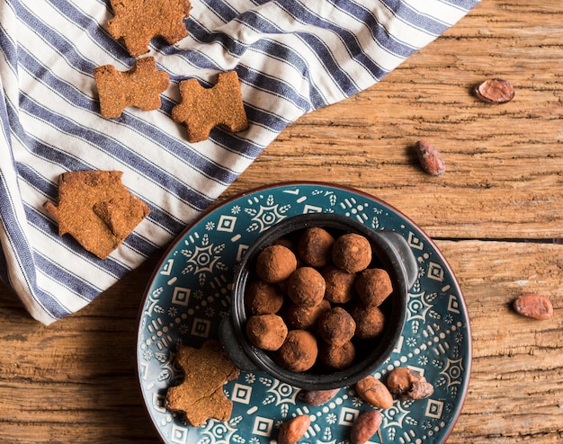 Photo gratuite bonbons et biscuits au chocolat vue de dessus