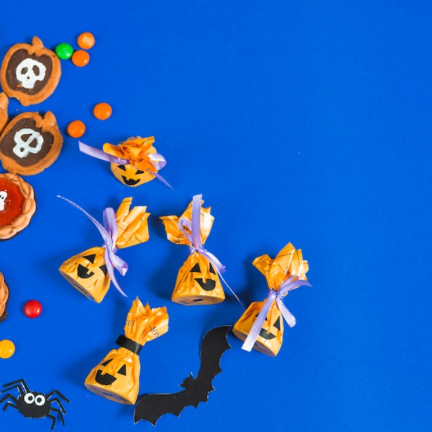 Photo gratuite bonbons et biscuits créatifs d'halloween