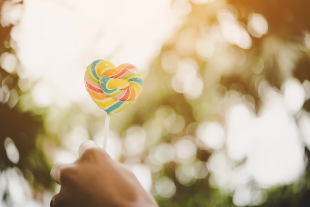 Photo gratuite des bonbons colorés sur la belle nature.