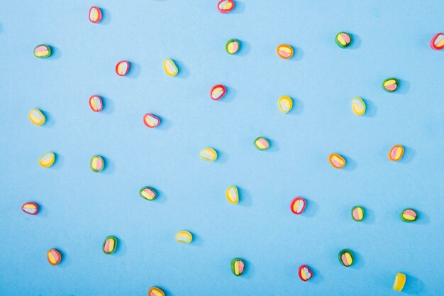 Bonbons colorés sur fond bleu