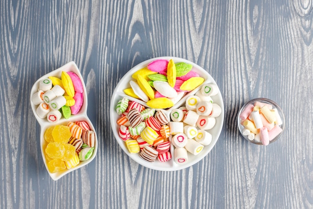 Bonbons colorés, gelée et marmelade, bonbons malsains.