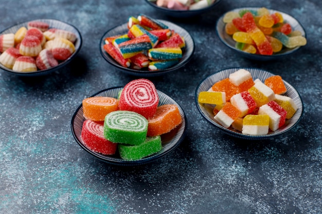 Photo gratuite bonbons colorés, gelée et marmelade, vue de dessus