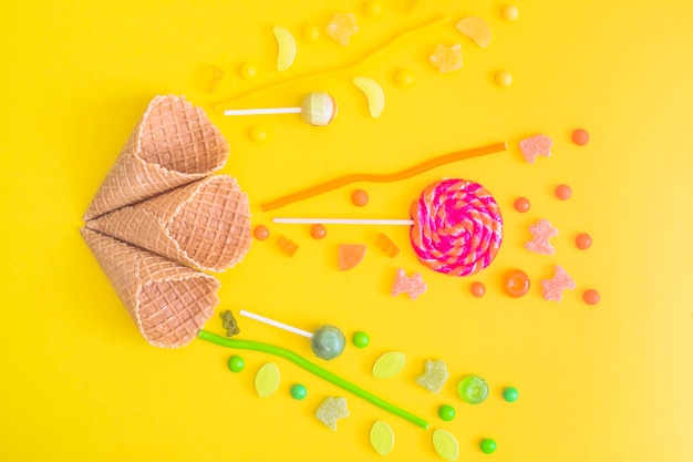 Photo gratuite bonbons colorés près de cônes