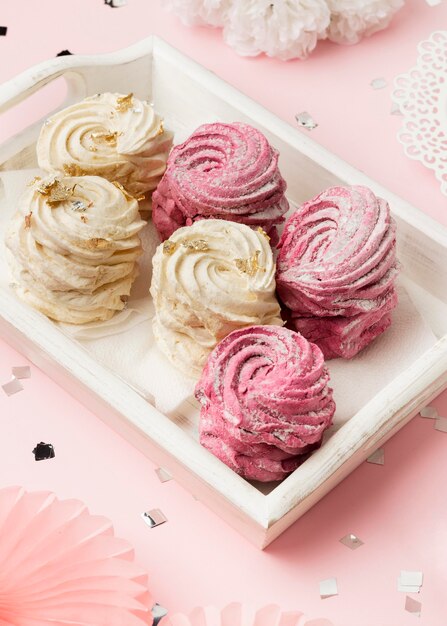 Bonbons délicieux à angle élevé sur le plateau