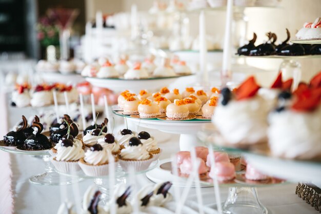 Bonbons délicieux et sucrés sur la table