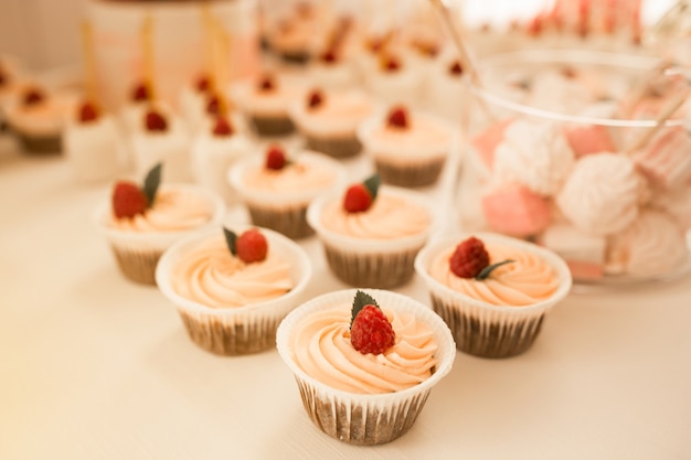 Photo gratuite bonbons et desserts de mariage