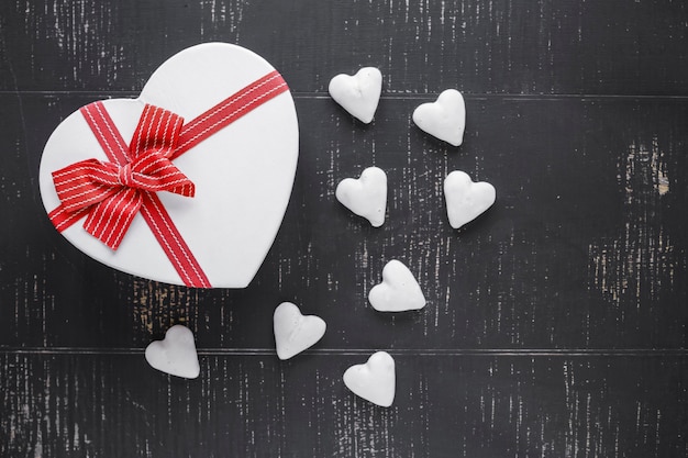 Bonbons en forme de coeur près de boîte-cadeau