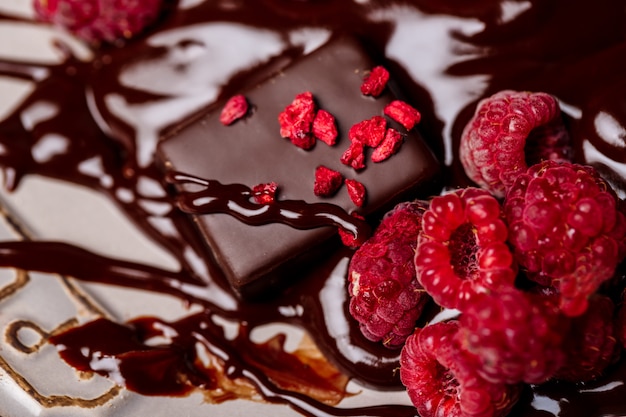 Bonbons et framboises au chocolat chaud.