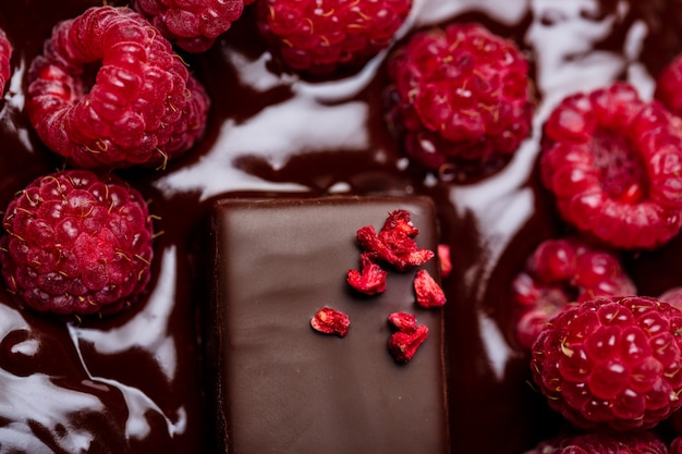 Bonbons et framboises au chocolat chaud.